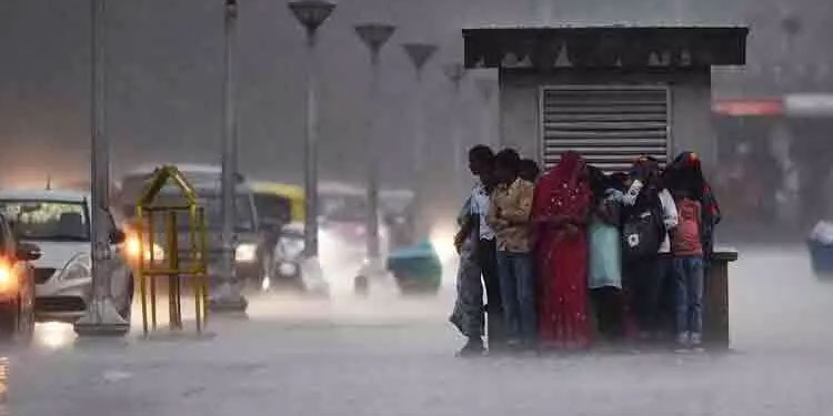 രാജ്യത്ത് മഴ കനക്കുന്നു; താഴ്ന്ന പ്രദേശങ്ങൾ വെള്ളത്തിനടിയിൽ; മിന്നൽ പ്രളയ മുന്നറിയിപ്പ്
