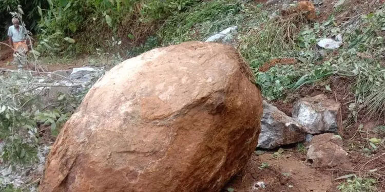 പെരിയൻമലയിൽ കൂറ്റൻ പാറ താഴേക്ക് പതിച്ച് രണ്ടുപേർക്ക് പരിക്ക്