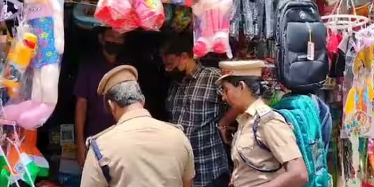 ചാല മാർക്കറ്റിൽ പ്ലാസ്റ്റിക് പിടികൂടാൻ മിന്നൽ പരിശോധന; തടയാൻ ശ്രമിച്ച് വ്യാപാരികളും നാട്ടുകാരും, സംഘർഷം