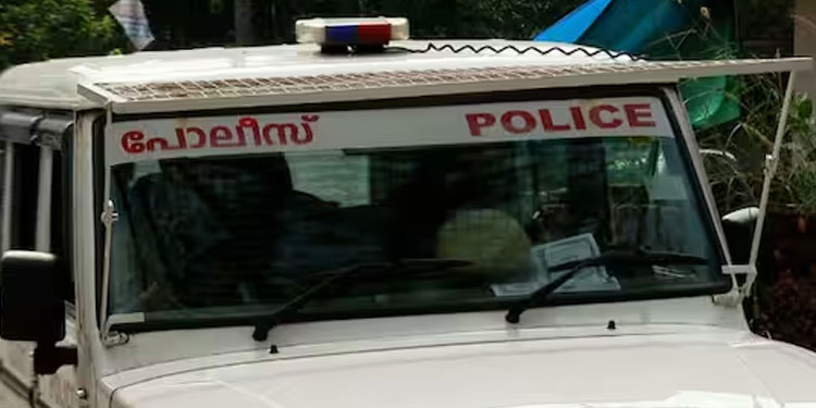 കഴക്കൂട്ടം പൊലീസ് സ്റ്റേഷനു മുന്നിൽ പെട്രോൾ കുപ്പിയുമായി ആത്മഹത്യാ ഭീഷണി, രക്ഷക്കെത്തി പൊലീസ്