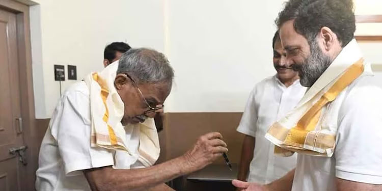കാണാനെത്തിയ രാഹുലിന് സ്നേഹത്തോടെ പേന സമ്മാനിച്ച് എംടി; കൂടിക്കാഴ്ച കോട്ടയ്ക്കലിൽ