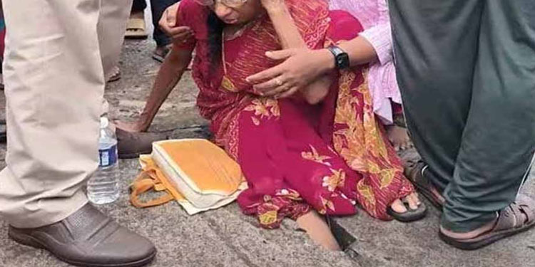 പഴയങ്ങാടി ബസ് സ്റ്റാന്റിനുള്ളിലെ സ്ലാബിനിടയില് വീട്ടമ്മയുടെ കാല് കുടുങ്ങി