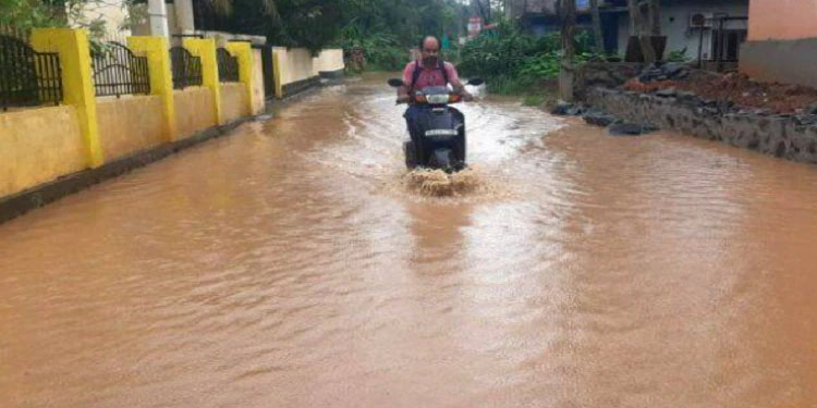 മഴക്കെടുതിയില്‍ വ്യാപക നാശം ; എട്ട് ജില്ലകളിലെ വിദ്യാഭ്യാസ സ്ഥാപനങ്ങള്‍ക്ക് നാളെ അവധി