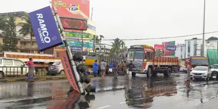 അരൂരിൽ നിയന്ത്രണം തെറ്റിയ ലോറി ഇടിച്ച് കയറി, സ്കൂട്ടർ നിന്ന് കത്തി