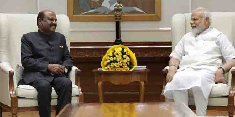 തിരുവോണ നാളിൽ പ്രധാനമന്ത്രിയെ സന്ദർശിച്ച് ബംഗാൾ ഗവർണർ ആനന്ദബോസ്; ഓണക്കോടി സമ്മാനിച്ചു