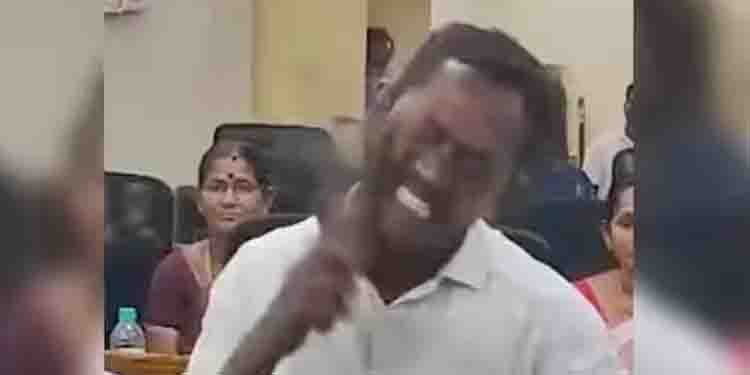 കൗൺസിൽ യോഗത്തിൽ സ്വയം ചെരിപ്പുകൊണ്ട് മുഖത്തടിച്ച് കൗൺസിലർ, കാരണമിത്- വീഡിയോ വൈറൽ