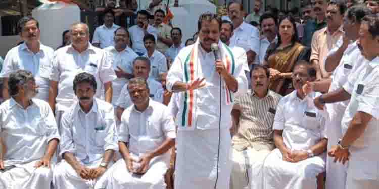 തിരുവോണനാളിൽ സെക്രട്ടേറിയറ്റ് നടയിൽ കൊടിക്കുന്നിലിന്റെ ‘പട്ടിണിക്കഞ്ഞി’ സത്യഗ്രഹം