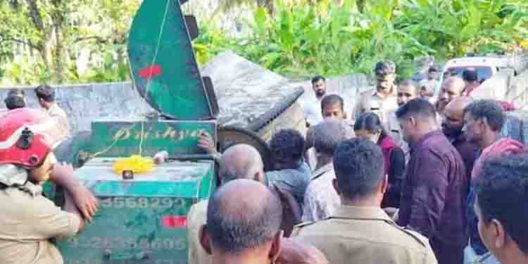 കോൺക്രീറ്റ് മിക്സർ വൃത്തിയാക്കുന്നതിനിടെ ചെയിൻ കറങ്ങി, തൊഴിലാളിയുടെ കൈ ചതഞ്ഞരഞ്ഞു; ഡോക്ടറെത്തി മുറിച്ചുമാറ്റി