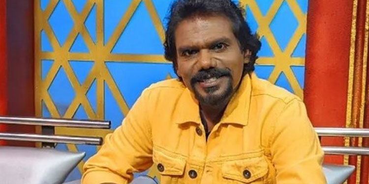 മിമിക്രി താരം വിതുര തങ്കച്ചൻ സഞ്ചരിച്ച കാർ ജെസിബിയിൽ ഇടിച്ച്‌ അപകടം ; കഴുത്തിനും നെഞ്ചിലും പരിക്ക്‌