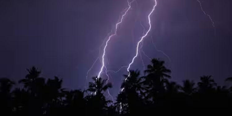 വീണ്ടും മഴ, ആശ്വാസ വാർത്ത ! ഈ നാല് ജില്ലകളിൽ ഇന്ന് രാത്രി ‘ഇടിയോട് കൂടിയ മഴക്കും ശക്തമായ കാറ്റിനും’ സാധ്യത
