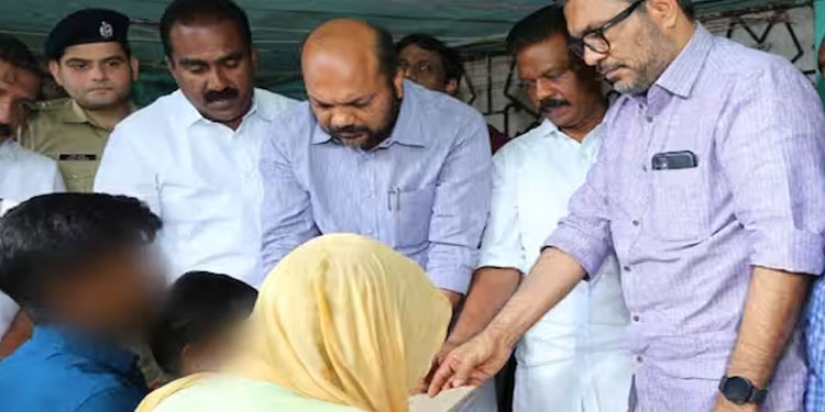 ആലുവയിൽ കൊല്ലപ്പെട്ട അഞ്ചു വയസുകാരിയുടെ കുടുംബത്തിന് 10 ലക്ഷം കൈമാറി; ‘അന്വേഷണം കുറ്റമറ്റ രീതിയിൽ മുന്നോട്ട്’