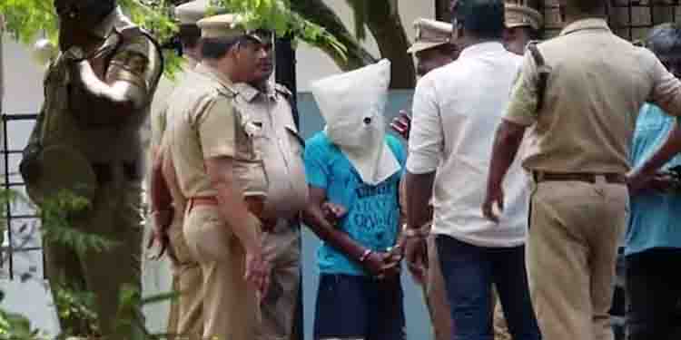 ആലുവ കൊലപാതകം; കുട്ടിയുടെ ചെരുപ്പും കഴുത്തിൽ ചുറ്റി ശ്വാസം മുട്ടിച്ച തുണിയും കണ്ടെത്തി
