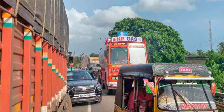 പഴയങ്ങാടി പാലത്തിൽ ഇന്ധനം തീർന്നു ; ടാങ്കർ ലോറി കുടുങ്ങി