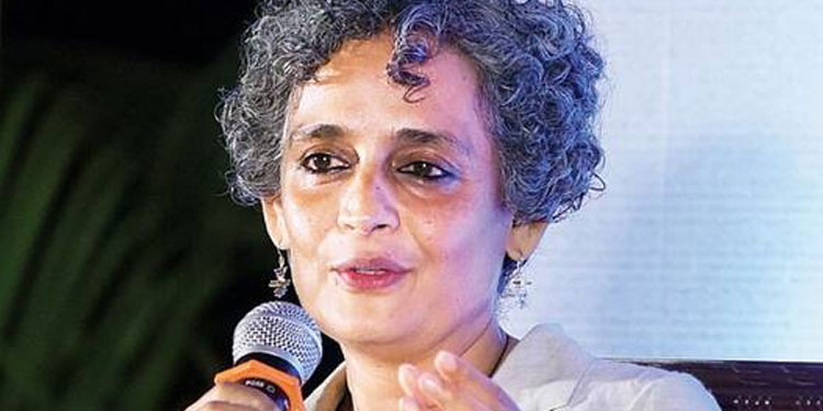മണിപ്പൂരിലേത് ആഭ്യന്തര കലാപമല്ല, വംശീയ ഉന്മൂലനം: അരുന്ധതി റോയ്