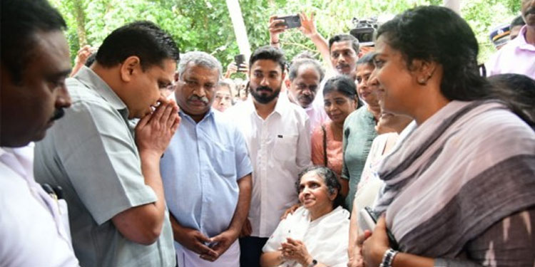 ഉമ്മൻചാണ്ടിയുടെ കുടുംബാംഗങ്ങളെ നിയമസഭാ സമ്മേളനത്തിന് ക്ഷണിച്ച് സ്പീക്കർ എ എൻ ഷംസീർ