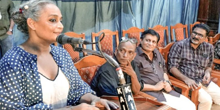 രാജ്യം അരക്ഷിതാവസ്ഥയിൽ ; മണിപ്പുരിൽ ആഭ്യന്തര കലാപമല്ല, വംശീയ ഉന്മൂലനമാണ് നടക്കുന്നത് : അരുന്ധതി റോയി