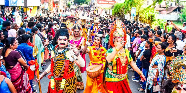 ജലപൂരത്തിന് കേളികൊട്ടുയർന്നു; ആവേശത്തിരയായി ഘോഷയാത്ര