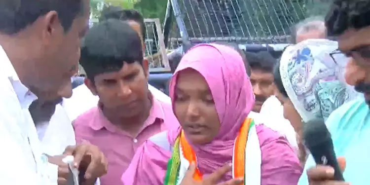 മെഡിക്കൽ ബോർഡ് റിപ്പോർട്ടിനെതിരെ പ്രതിഷേധം : ഹർഷിനയെ അറസ്റ്റ് ചെയ്തു നീക്കി