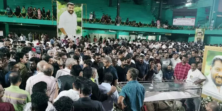 ചിരിമായാത്ത കണ്ണീരോർമയായി സിദ്ദീഖ് ; അന്ത്യാഞ്ജലിയർപ്പിക്കാൻ ആയിരങ്ങൾ