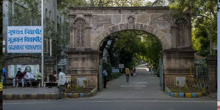 മഹാത്മാഗാന്ധിയുടെ സ്‌കൂളിൽ സർവമത പ്രാർത്ഥനക്ക് വിലക്ക്
