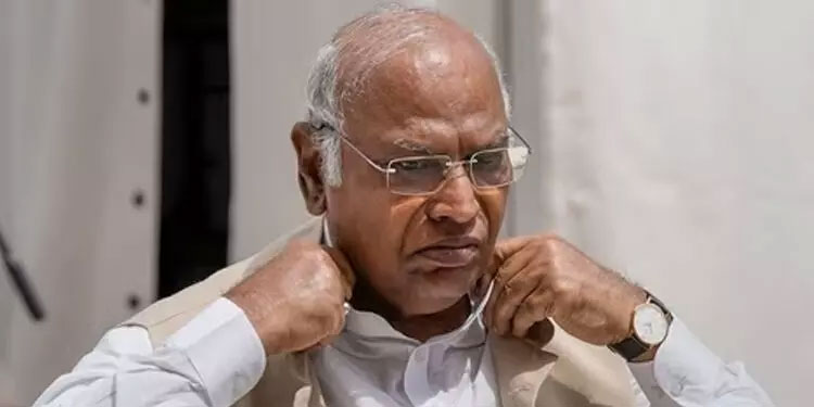 ചെങ്കോട്ടയിലല്ല, മോദി അടുത്ത വർഷം വീട്ടിൽ പതാക ഉയർത്തും -മറുപടിയുമായി ഖാർഗെ