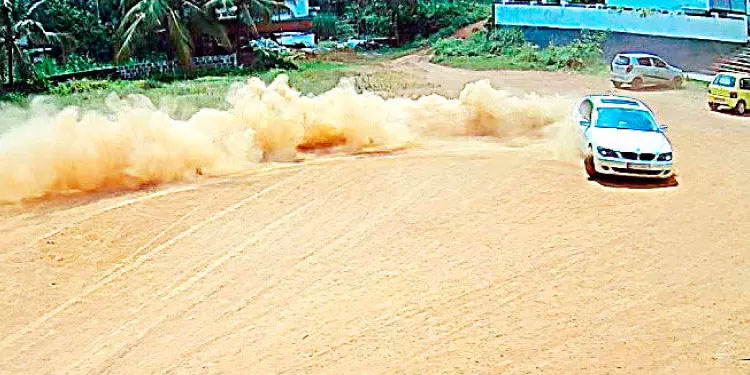 കാറുമായി അഭ്യാസ പ്രകടനം: വിദ്യാർഥിയുടെ ലൈസൻസ് തെറിച്ചു