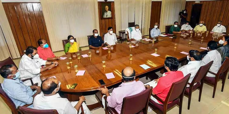 പണം കിട്ടാത്തതുകൊണ്ട് വകുപ്പുകളുടെ പ്രവർത്തനം നടക്കുന്നില്ല; പരാതിയുമായി മന്ത്രിമാർ