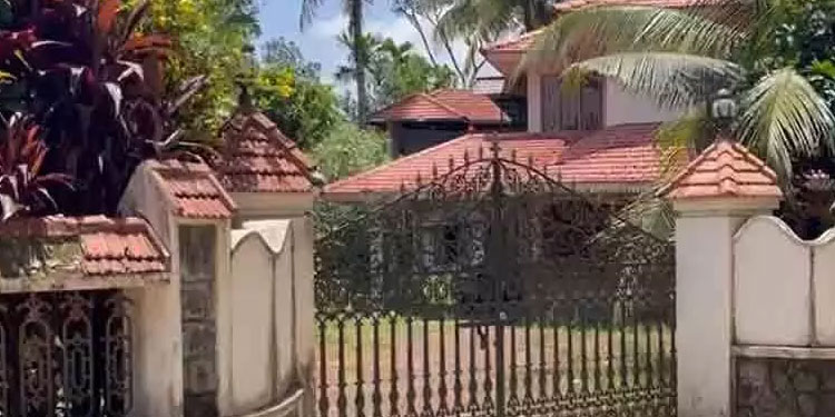 ആളില്ലാത്ത വീട് കുത്തിത്തുറന്ന് ആറര പവൻ കവർന്നു