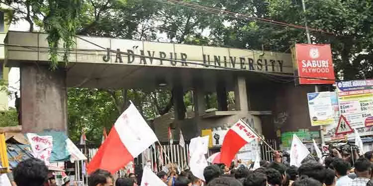 നഗ്നനാക്കി ഹോസ്റ്റൽ കാമ്പസിലൂടെ നടത്തിച്ചു; റാഗിങ്ങിൽ നിന്ന് രക്ഷ ​തേടി വിദ്യാർഥി ഹോസ്റ്റൽ മുറികളിലേക്ക് ഓടിക്കയറി