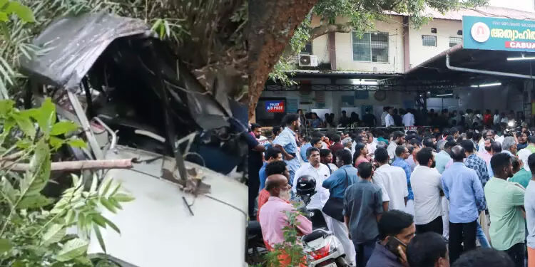 അപകടം നടന്നത് ആൾപ്പാർപ്പില്ലാത്ത പ്രദേശത്ത്; നിർണായകമായി വഴിയാത്രക്കാരന്റെ ഇടപെടൽ