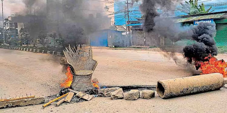 മണിപ്പുരിൽ 3 വീടുകള്‍ക്ക് അജ്ഞാതർ തീയിട്ടു; കണ്ണീർവാതകം പ്രയോഗിച്ച് സുരക്ഷാസേന