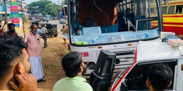 കെഎസ്ആർടിസി ബസ് ആംബുലൻസുമായി കൂട്ടിയിടിച്ച് അപകടം; ഒരാൾക്ക് പരിക്ക്