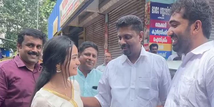 ചൂടുപിടിച്ച പ്രചാരണം, ചാണ്ടി ഉമ്മൻ അപ്രതീക്ഷിതമായി മീനാക്ഷിയെ കണ്ടപ്പോൾ
