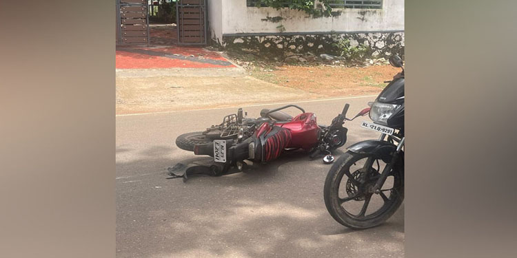ബൈക്ക് കാറിലും ഓട്ടോറിക്ഷയിലും ഇടിച്ച് ബൈക്ക് യാത്രക്കാരൻ മരിച്ചു