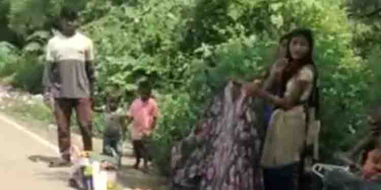 ആംബുലൻസ് കിട്ടാനില്ല, റോഡരികിൽ ഇരട്ടക്കുട്ടികളെ പ്രസവിച്ച് യുവതി