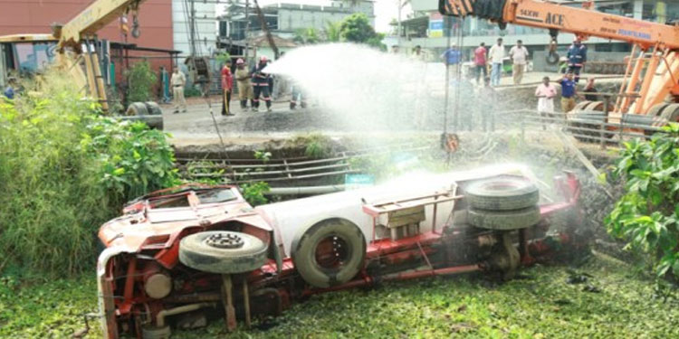 പെരിന്തൽമണ്ണ പെട്രോൾ ടാങ്കർ അപകടം; ഒഴിവായത് വൻദുരന്തം