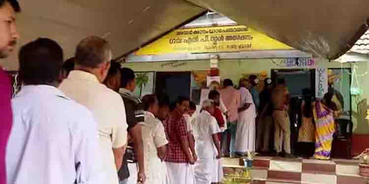 യന്ത്രത്തകരാര്; പുതുപ്പള്ളിയില് പത്താം നമ്പര് ബൂത്തില് വോട്ടെടുപ്പ് വൈകി
