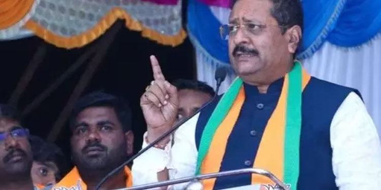 ഒരു കരണത്തടിച്ചാൽ മറുകരണം കാണിക്കണമെന്ന തത്വം കാരണമാണ് ഇന്ത്യക്ക് സ്വാതന്ത്ര്യം കിട്ടാൻ വൈകിയത് – ബി.ജെ.പി നേതാവ്