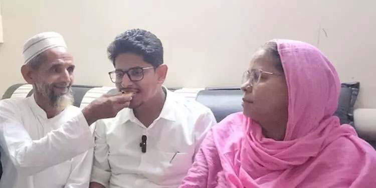 റോഡരികിൽ അഴുക്കുപാത്രങ്ങൾ കഴുകിത്തുടങ്ങി; ഖാസിം ഇനി ന്യായാധിപന്റെ വേഷത്തിൽ