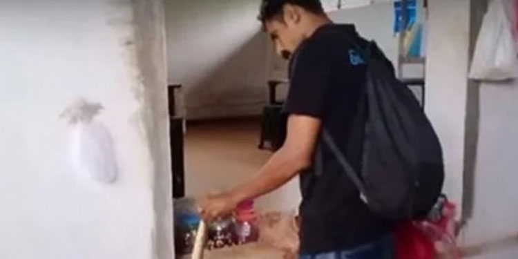 മുക്കം ഹൈസ്കൂളിലെ പാചകപ്പുരയില് നിന്നും പാമ്പിനെ പിടികൂടി