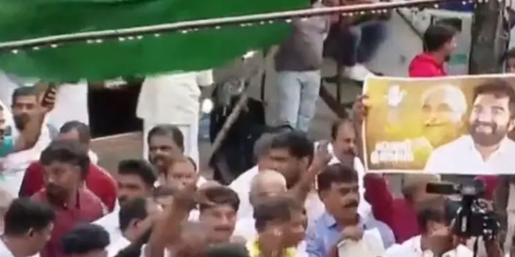 കൗണ്ടിങ് സെന്‍ററിന് പുറത്ത് ആവേശാരവങ്ങളുമായി യു.ഡി.എഫ് പ്രവർത്തകർ