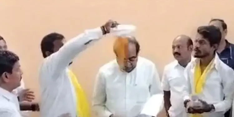 മഹാരാഷ്ട്ര മന്ത്രിയുടെ തലയിൽ മഞ്ഞൾപൊടി വിതറി പ്രതിഷേധം