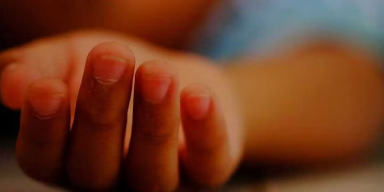 ചെളിയിൽ പുതഞ്ഞ നിലയിൽ പിഞ്ചുകുഞ്ഞിന്റെ മൃതദേഹം