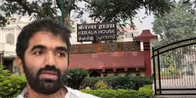 കേരളാ ഹൗസിന് മുന്നിലെ ചാണ്ടി ഉമ്മന്റെ ഫ്ലക്സ് മുഖ്യമന്ത്രി എത്തുന്നതിന് തൊട്ടുമുൻപ് നീക്കി