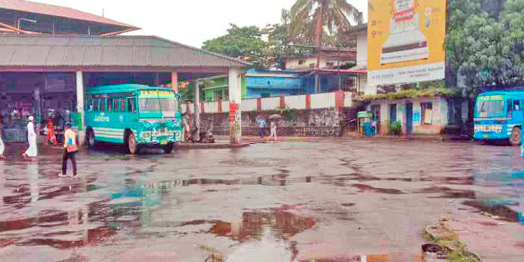 യാത്രക്കാർ കുറഞ്ഞു; സ്വകാര്യ ബസ് തൊഴിലാളികൾ പ്രതിസന്ധിയിൽ