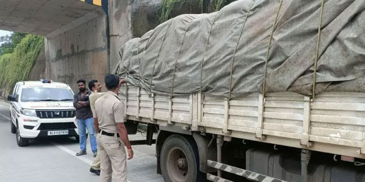 രേഖകളില്ലാതെ കടത്തിക്കൊണ്ടുപോയ 310 ചാക്ക് റേഷനരി പിടികൂടി