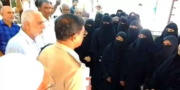 അക്രമസംഭവങ്ങൾക്കെതിരെ പരാതിയുമായി വീട്ടമ്മമാർ ഒന്നടങ്കം പൊലീസ് സ്റ്റേഷനിൽ