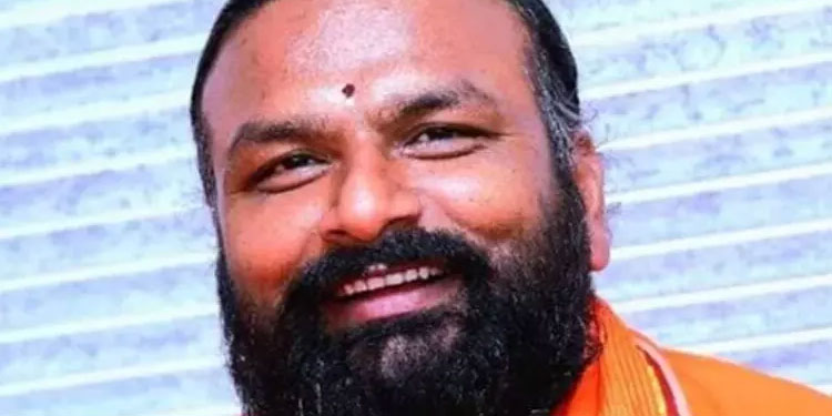 നിയമസഭ സീറ്റ് വഞ്ചന കേസ്: ഹാലശ്രീ സ്വാമി ജുഡീഷ്യൽ കസ്റ്റഡിയിൽ; കർണാടകക്ക് പുറത്ത് സഞ്ചാരം കാഷായം വെടിഞ്ഞ വേഷത്തിൽ