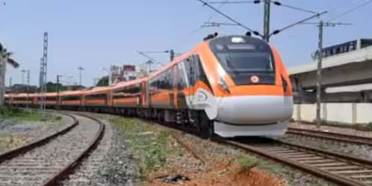 പുതിയ നിറം, ഡിസൈലും മാറ്റം; യാത്രക്കാർക്ക് ആവേശമായി രണ്ടാം വന്ദേഭാരത് തിരുവനന്തപുരത്തെത്തി