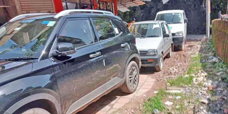 പൊതുവഴി കൈയേറി പാ​ർ​ക്കി​ങ്; കാൽനട യാത്രക്കാർ ദുരിതത്തിൽ